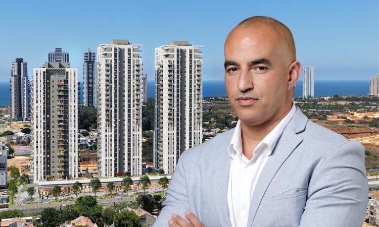 דוד אזולאי על רקע הדמיה של הפרויקט בנתניה (באדיבות קבוצת אזולאי) 