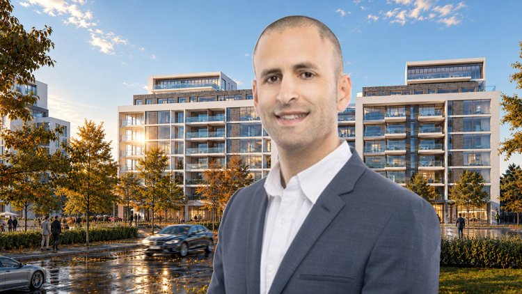 מתן סופר, מנכ"ל ובעלי מותג עירוני, על רקע הדמיה של הפרויקט (ניר סלקמן, ניר חן אדריכלים)
