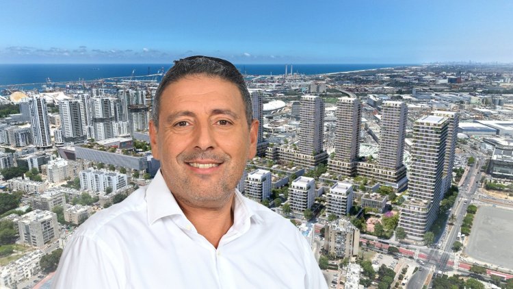 צחי אבו על רקע הדמיה של התוכנית (יובל אליאס, מייק אדרי, אדריכל אפרים כוינה)
