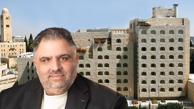 יו"ר קק"ל אייל אוסטרינסקי על רקע דן פנורמה ירושלים (ראובן קופצ'ינסקי, סיון פרג')