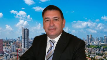 "באירופה חברות הניהול עוברות הסמכה. כאן אדם עם טנדר לוקח 10 מבנים, זו סכנת חיים"
