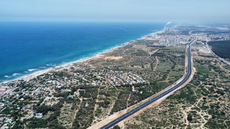 קו החוף של חדרה (שאטרסטוק)
