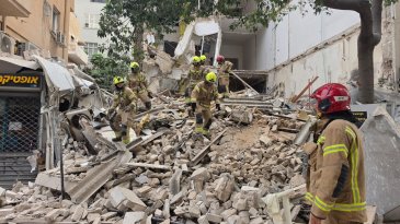 מבנה קרס בת"א בעת ביצוע פרויקט תמ"א 38 ביוזמת שלומי טהורי. לא ידוע על נפגעים מבנה קרס בת"א בעת ביצוע פרויקט תמ"א 38 ביוזמת שלומי טהורי. לא ידוע על נפגעים