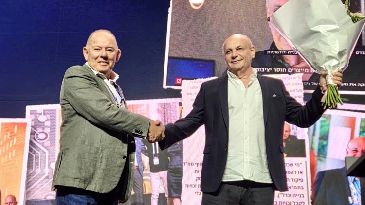 ישראל דוד יו"ר איגוד המהנדסים ויגאל גוברין, היו"ר היוצא בועידה ה-17 של איגוד המהנדסים לבניה ולתשתיות (דניאל אייזנברג)