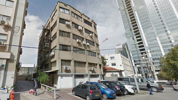 הבניין בדב פרידמן 8, והחניות שבחזיתו (Google Street View)