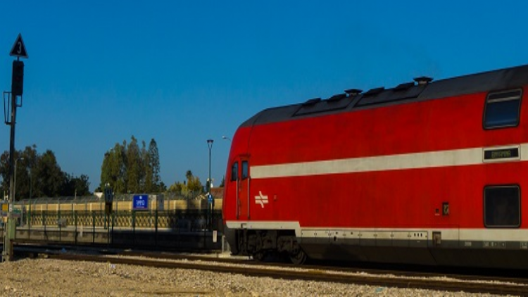 מסילת הרכבת העוברת בבנימינה. תוסט לכיוון מערב, ומחוץ לתחומי היישוב (מועצה מקומית בנימינה-גבעת עדה)