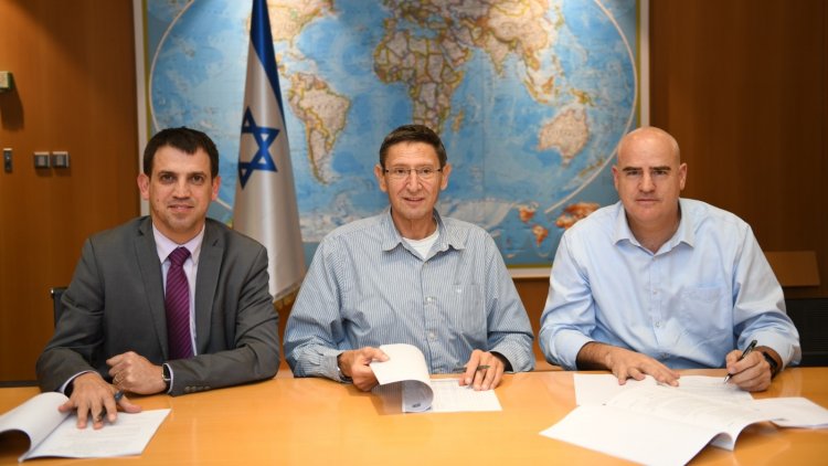 מעמד חתימת ההסכם - מימין לשמאל: עדיאל שמרון, אודי אדם ושאול מרידור (רשות מקרקעי ישראל)