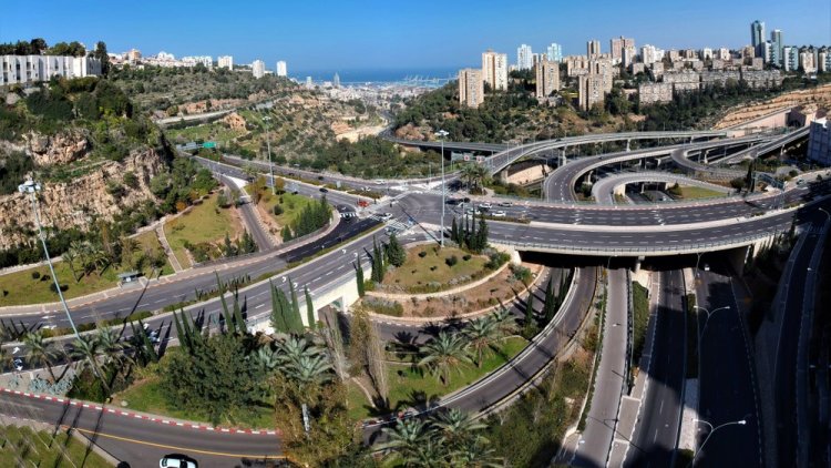 מחלף מרובה כבישים בחיפה. "מכוח התוכנית ניתן יהיה לקדם פרויקטים תחבורתיים ארציים בישראל" (שאטרסטוק)
