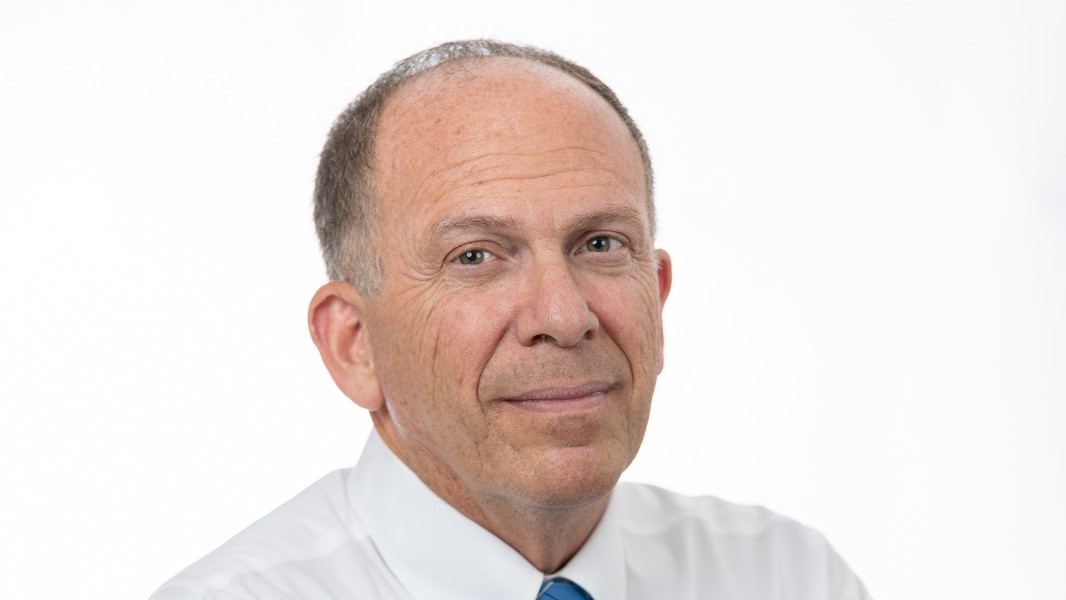 הכלכלן אשר בלס (נעם פיינר)