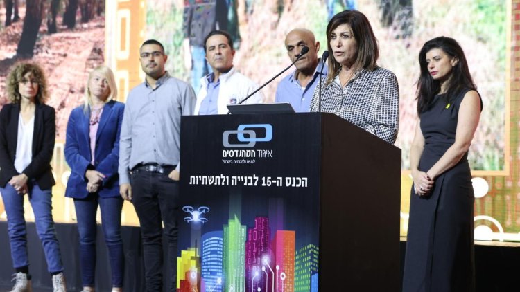 אמו של אל"מ אסף חממי, קלרה חממי, בטקס ההוקרה שערך איגוד המהנדסים ( שאולי לנדנר)