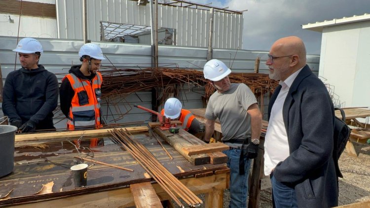 מנכ"ל הקרן לעידוד ופיתוח ענף הבניה דוד יהלומי (מימין) במהלך הכשרה מקצועית