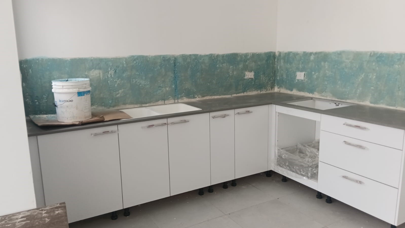"חדרים בלי ריצוף או טיח על הקירות". אחת הדירות בשכונה בחודש פברואר (באדיבות הדיירים)