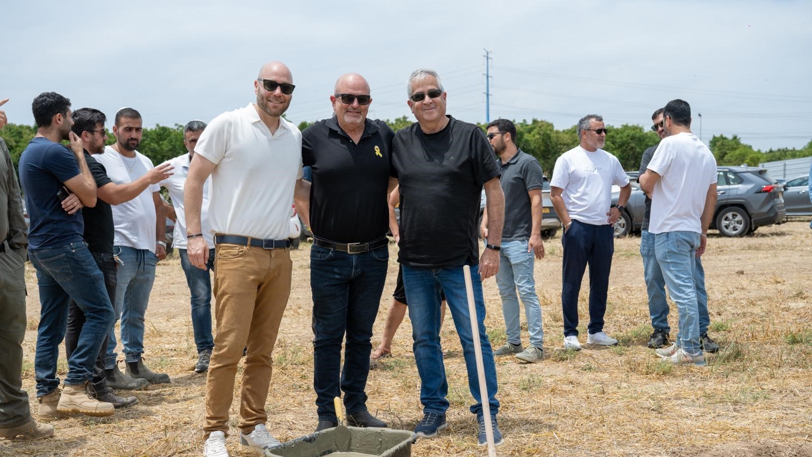 מימין: אמיר פרכטמן יור קיבוץ נגבה, נתי לרנר ראש המועצה האזורית יואב ותומר כץ מנכ"ל ומייסד רכס נדל"ן (באדיבות רכס נדל"ן)