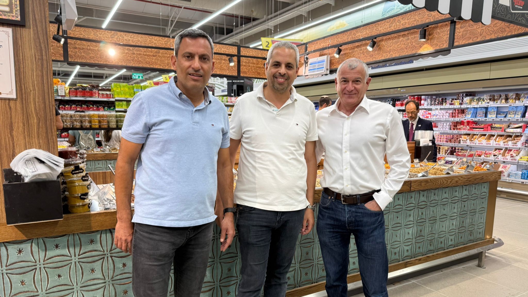 מימין לשמאל: עוזי לוי מנכ"ל קבוצת מבנה, אלעד חרזי משנה למנכ"ל רשת יוחננוף ואלון דוידי ראש עיריית שדרות (באדיבות יוחננוף)