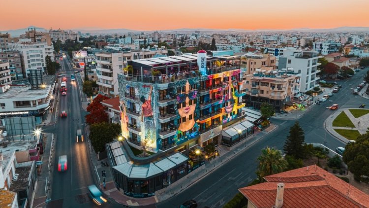 העיר לרנקה בקפריסין (UrAvgPhoto / Shutterstock.com)