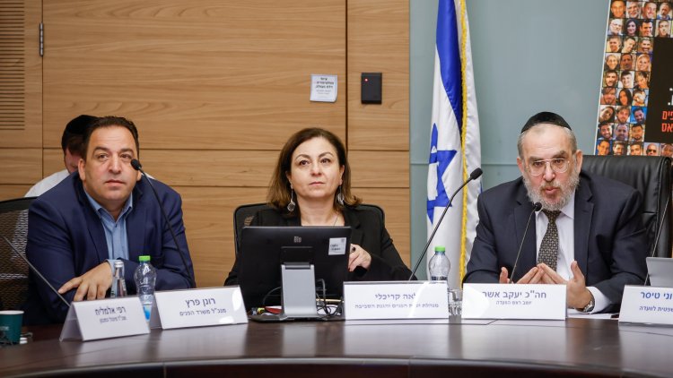 יו"ר הוועדה ח"כ אשר (מימין) ומנכ"ל מש' הפנים רונן פרץ (משמאל) במהלך הדיון (נועם מושקוביץ/דוברות הכנסת)