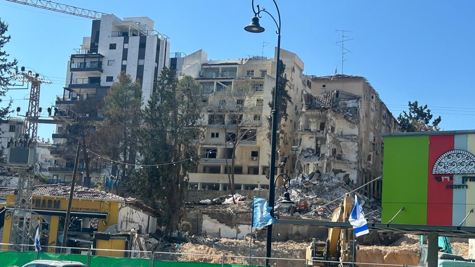 אזור פגיעת הטיל במתחם השוק ברחובות (מרכז הנדל"ן)