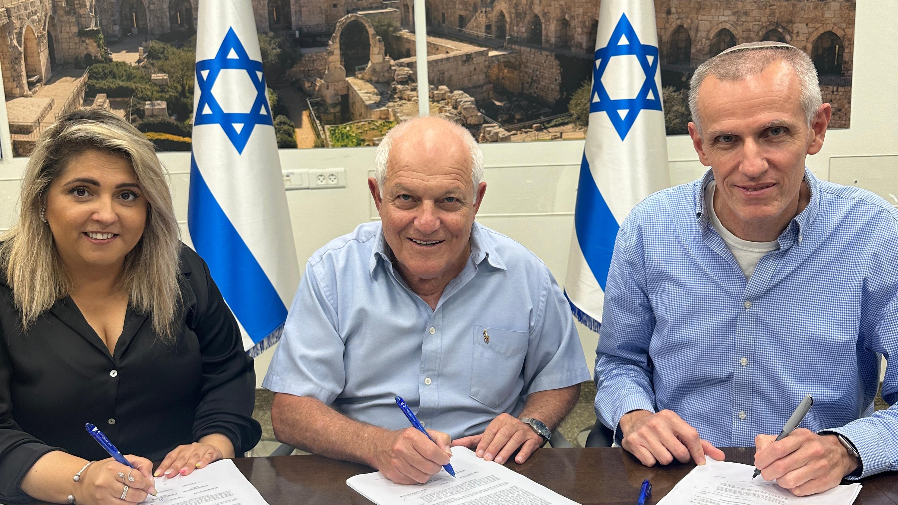 חתימת הסכם הגג עם ראש מועצת ירוחם נילי אהרון (רמ"י)
