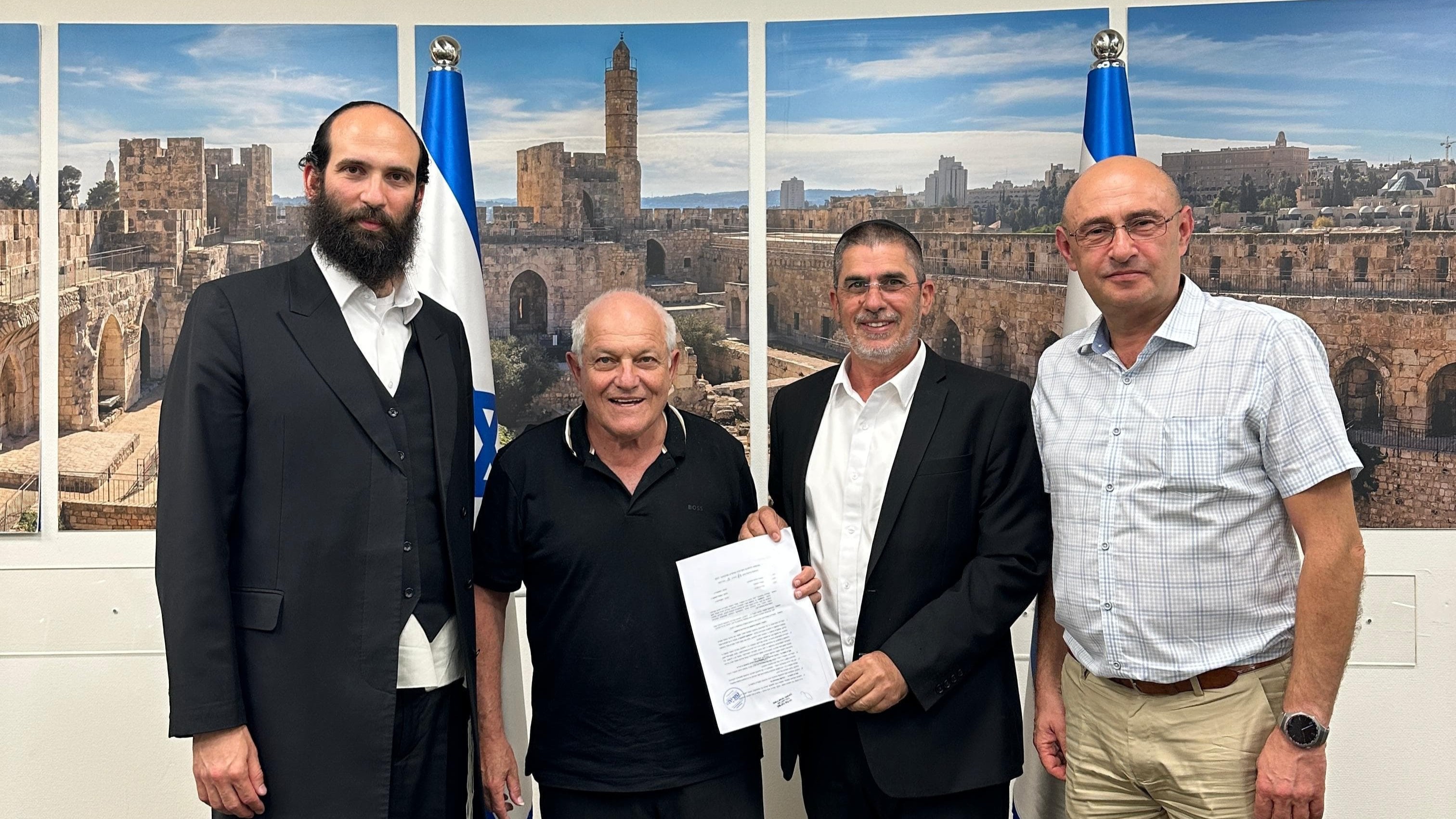 החתימה על הסכם הגג עם נהריה. מימין: יורי גמרמן סמנכ"ל בכיר בנייה חדשה, סגן ראש העיר נהריה חיים רואש, השר חיים כץ, מנכ"ל משרד השיכון יהודה מורגנשטרן (משרד הבינוי והשיכון)