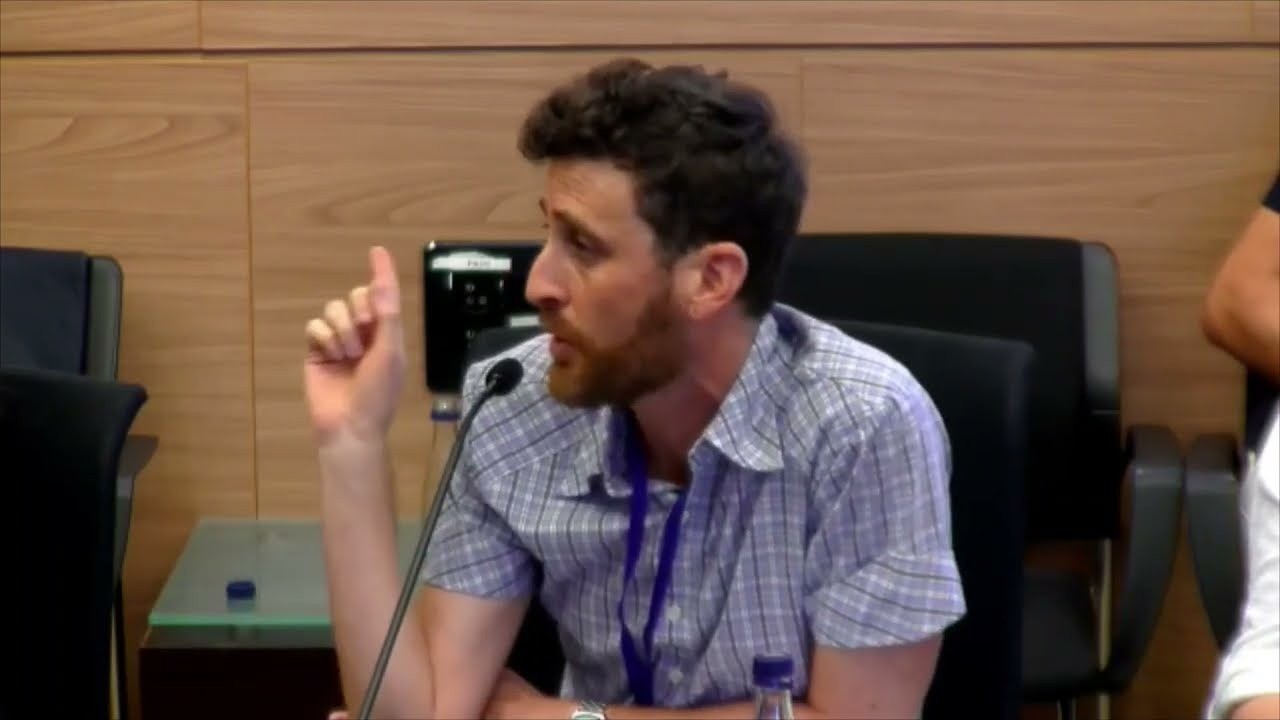 עו״ד אלעד כהנא, מנהל המחלקה המשפטית ב״קו לעובד״ (צילום מסך מתוך ערוץ הכנסת)