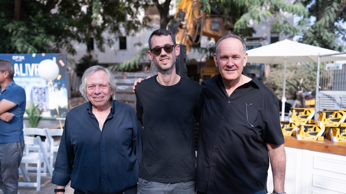 קובי אופק יו"ר ובעלים אופק החזקות, דניאל אופק מנכ"ל אופק החזקות ופרופ' משה צור אדריכל הפרויקט (שובל קורל)