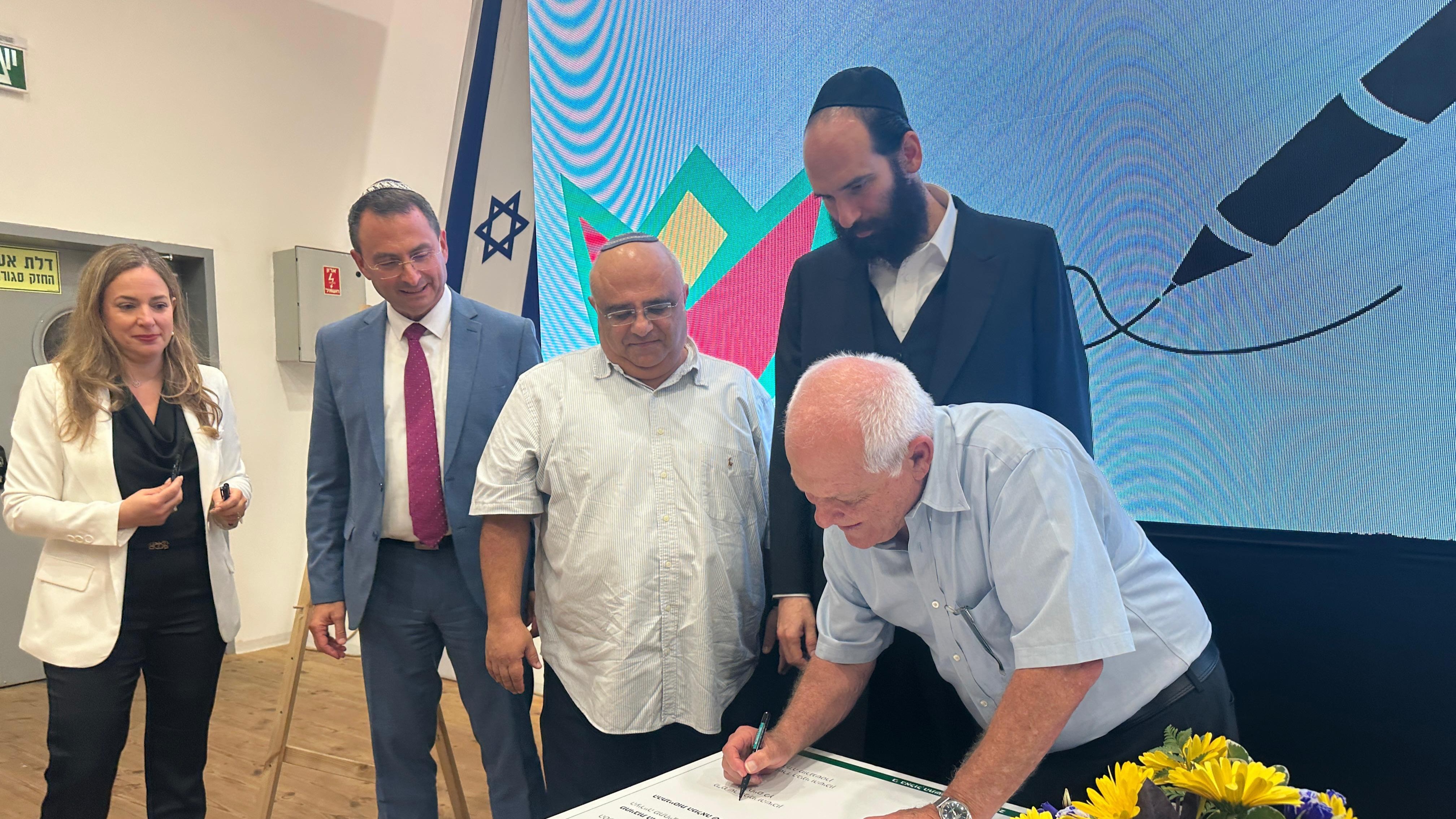 החתימה על הסכם הגג ביקנעם (דוברות משרד הבינוי והשיכון)