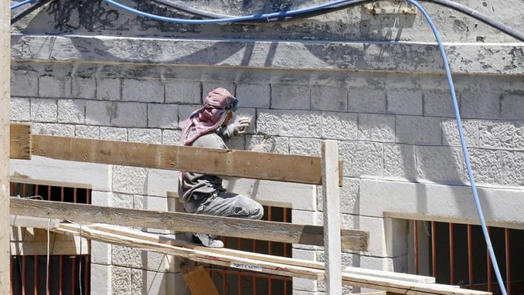 פועל בנייה פלסטיני בירושלים (Susan Law Cain / Shutterstock.com)