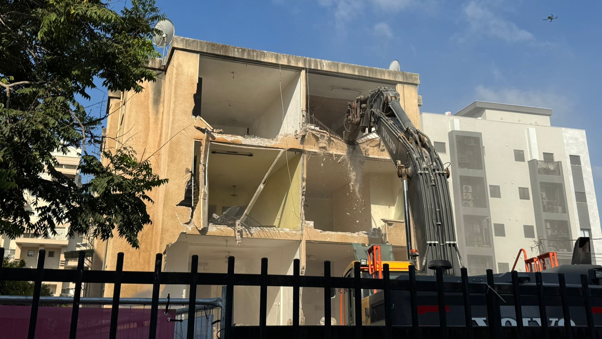 טקס ההריסה בפתח תקווה (באדיבות קטה גרופ)