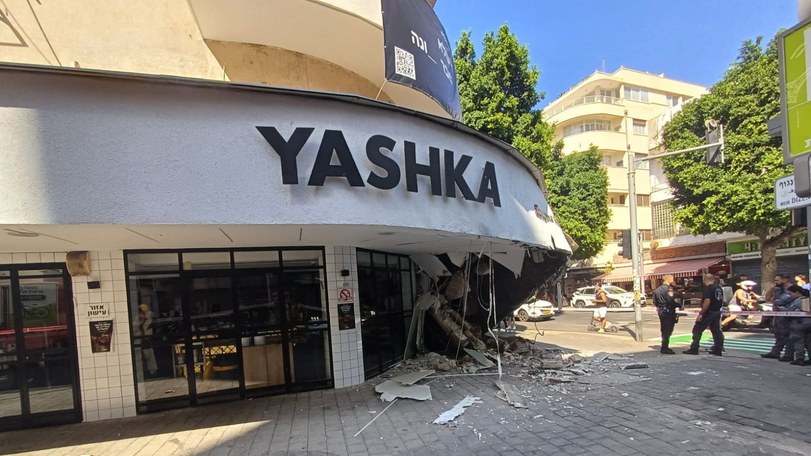 "בעלת הבניין לא קיימה את הדרישה כחובתה על פי דין". קריסת המרפסת על מסעדת יאשקה בלב תל אביב (דוברות כיבוי אש תל אביב יפו)