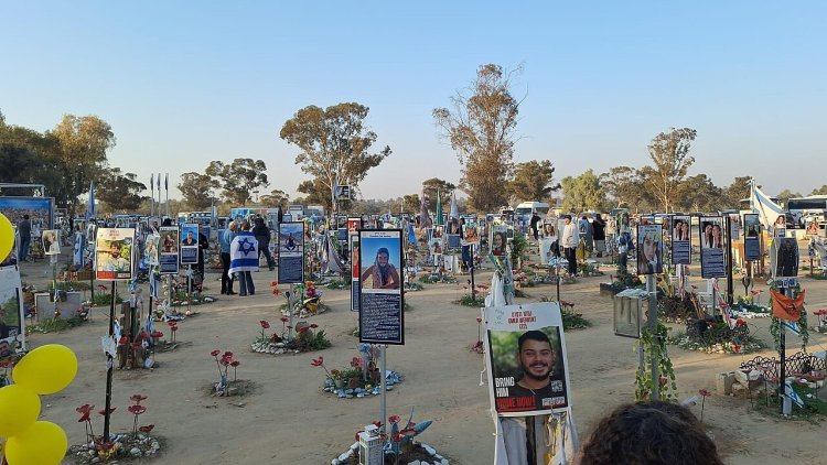 האנדרטה בחניון רעים לזכר נרצחי הנובה (דרור אלון, ויקימדיה)