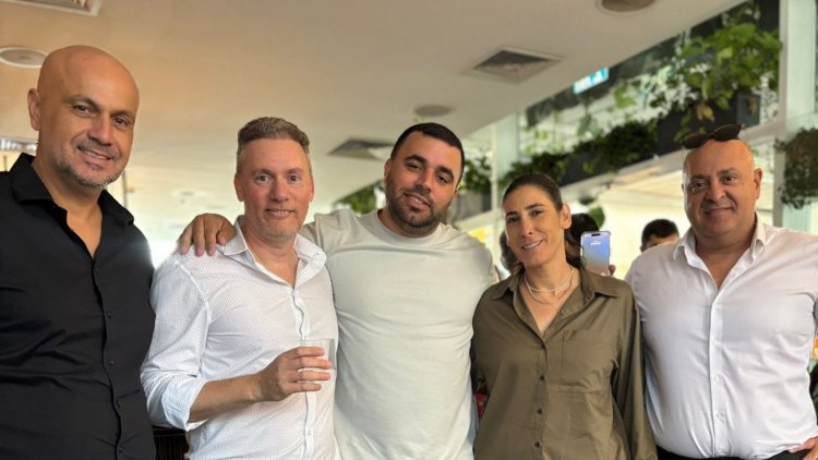 משמאל: אלון עמרם, נועם גרייף, אסף חמו, אתי חן שריקי, יוסי גונן (באדיבות עמרם אברהם) 