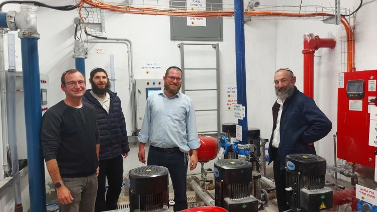 הרב מנחם פרל עם חברים במכון צומת (באדיבות מכון צומת) 