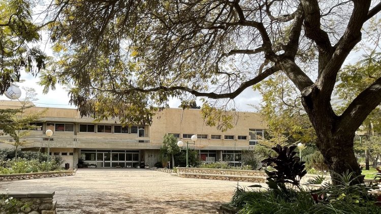 חדר האוכל בחולית לפני השיפוץ. צילום: זרתא סטודיו