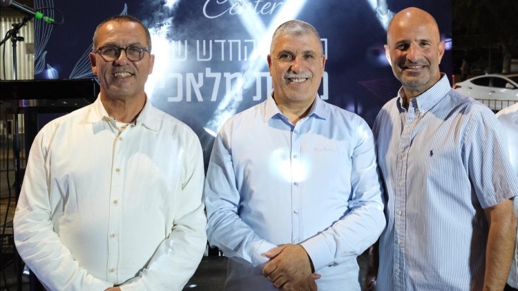 יוסי חסון מנכ"ל מיי טאון, ראש עיריית קריית מלאכי אליהו זוהר וסגן ראש העיר יוסי סולימני באירוע השקת שיווק הפרויקט (מיכאל גיינר)