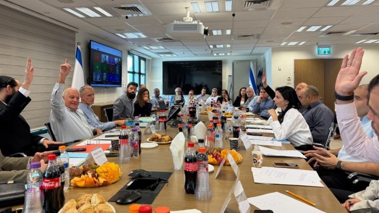 ישיבת מועצת מקרקעי ישראל היום (באדיבות לשכת שר הבינוי והשיכון)