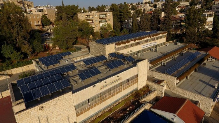 פאנלים סולאריים על גג של בית ספר בירושלים (דב גרינבלט, החברה להגנת הטבע)