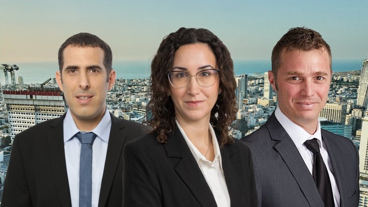 מימין: עו"ד עומר מאירי, עדי ערמן, עמית גליק (אופיר אייב, אייל טואג) 