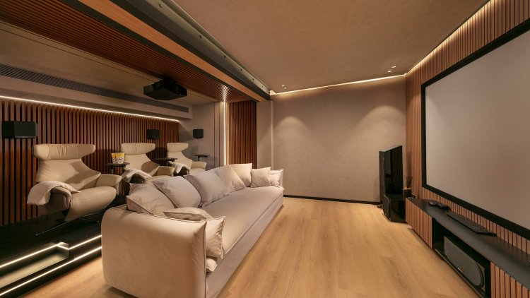 חדר קולנוע ביתי במרחב מוגן בעיצוב רון שפיגל (אלעד גונן)