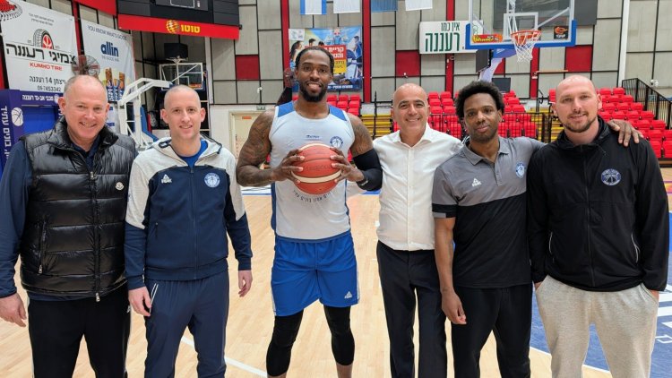 מימן לשמאל: מנכ״ל הקבוצה גיא לביא, השחקן ג׳ו רגלנד, יו"ר קפיטל פטינום רוני זוהר, השחקן דרק קוק, המאמן שי סגלוביץ, בעלים מכבי עירוני רעננה דרור גרבינסקי (באדיבות קפיטל פלטינום)