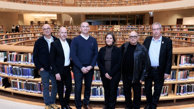 מימין: אורן וינברג מנכ"ל הספריה הלאומית, אמיר מן שותף מייסד מן שנער אדריכלים, אורנה אנג'ל יו"ר התאחדות האדריכלים, עמי פורן מייסד ומנכ"ל משותף פורן שרים, אודי קפלן מנכ"ל החברה לבניין הספריה הלאומית (מיכה בננו) 