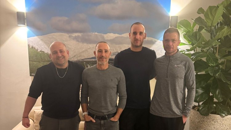 מימין: רון נובוטני מנכ"ל אנגלו סכסון, עמית יוחאי משנה למנכ"ל, קובי פרנקו מנכ"ל חטיבת הנדלן ביד2, אלירם לסרי מנהל תחום תיווך ביד2 (באדיבות אנגלו סכסון)