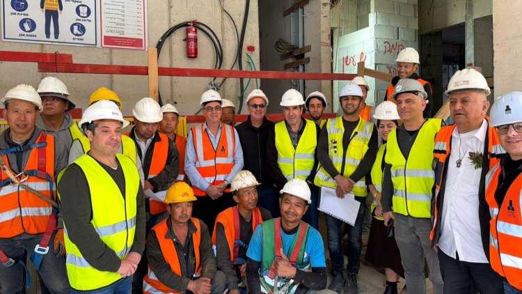 עצירת עבודה בפרויקט של חברת ינוב ברעננה. במרכז - נשיא ההתאחדות רוני בריק (התאחדות הקבלנים)