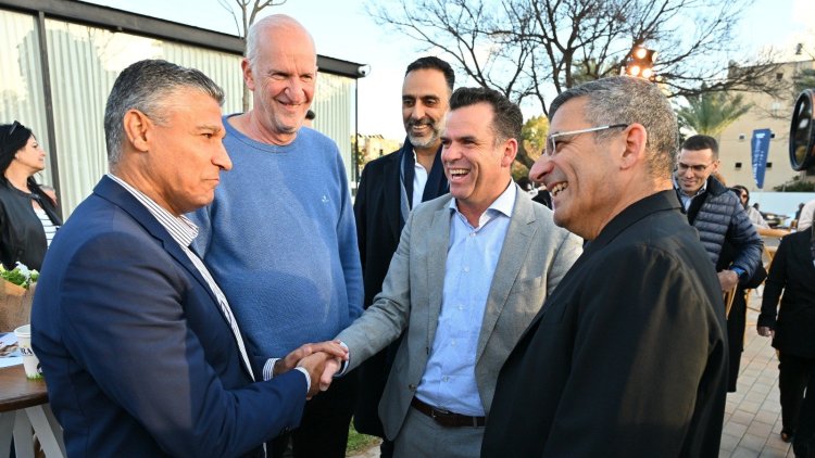 יעקב אטרקצ'י, בכירי העירייה ומנכ"ל בנק מזרחי טפחות בטקס ההריסה (אגף דוברות והסברה עיריית נתניה)