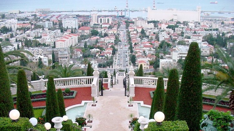 בתי המושבה הגרמנית, מבט צפונה מכיוון הגנים הבהאיים (Steven Kolins, ויקימדיה) 