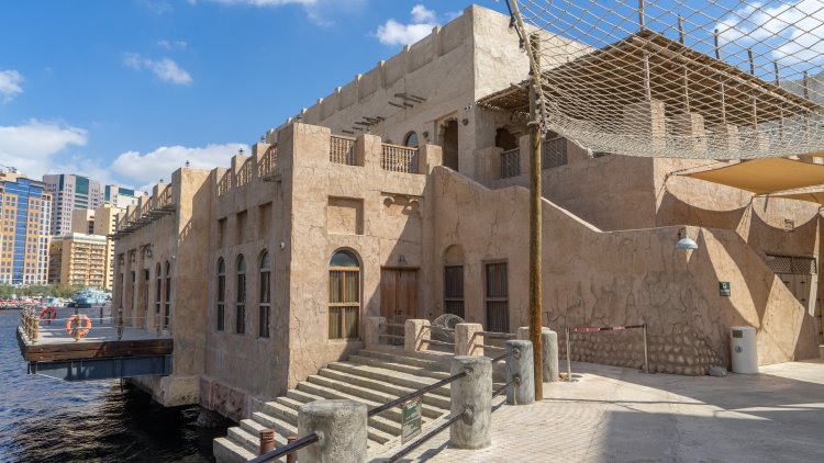 רחוב בדובאי (שאטרסטוק) 