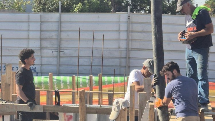 שמעון (בחולצה לבנה במרכז) יחד עם שניים מבניו באתר הבניה (באדיבות המצולם)