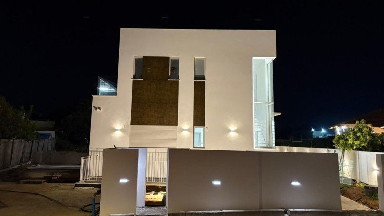 בית בבנייה עצמית (ICONEX)