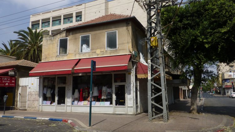 בית גוטמן-בכר בו נפתחה חנות הכל-בו הראשונה בפ"ת (Chenspec, ויקימדיה)