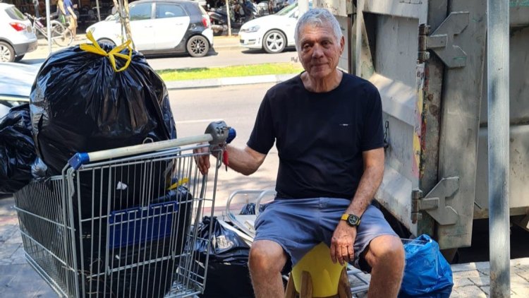 ברוך בעת פינוי חפציו מהדירה שנפגעה (באדיבות המצולם)