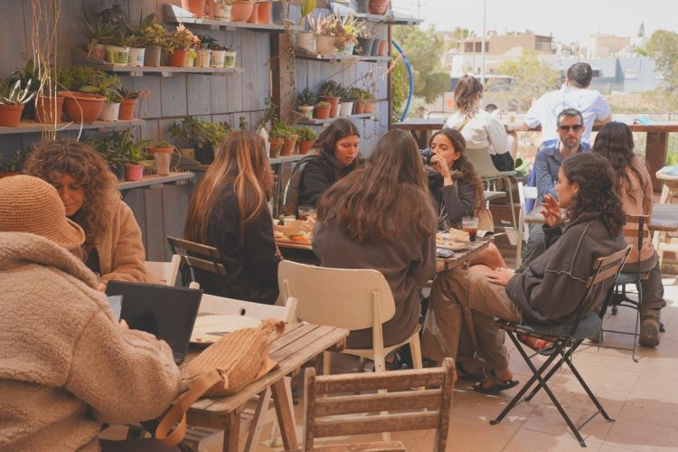 מבקרים בפסח במצפה רמון צילום: ערן שפי
